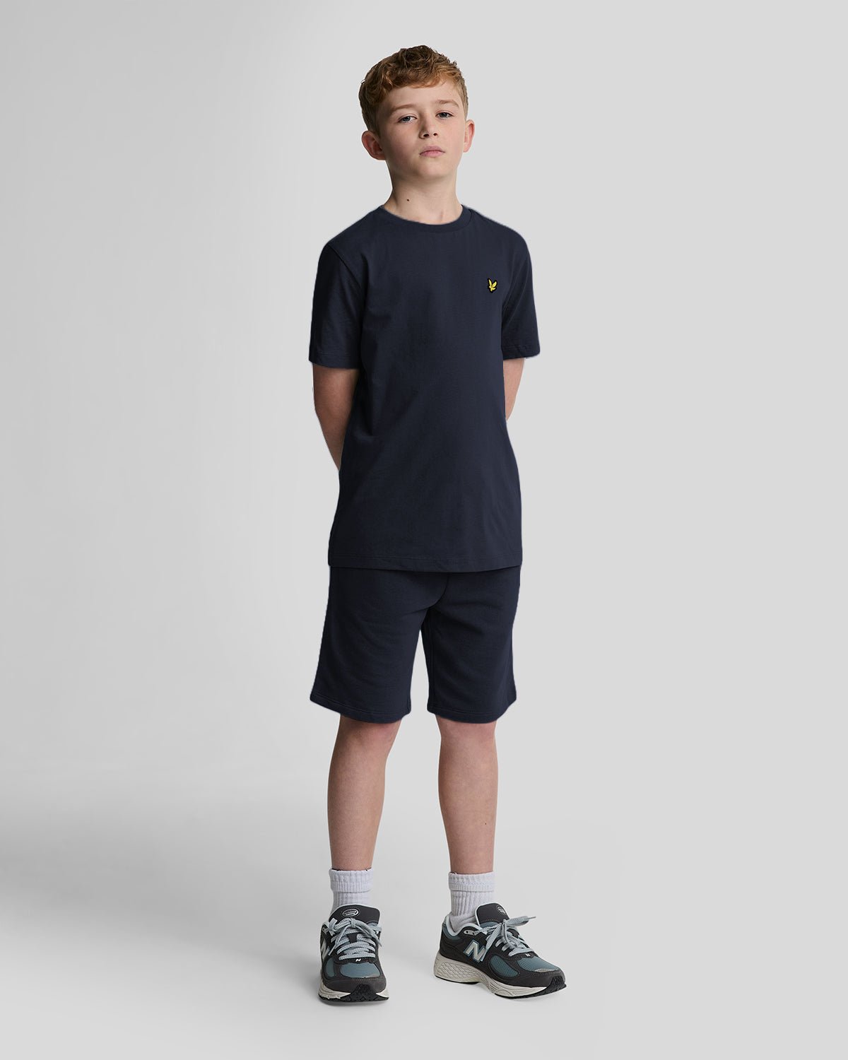 Garçon portant un t-shirt en coton bleu marine