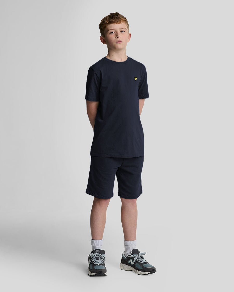 Garçon portant un t-shirt en coton bleu marine
