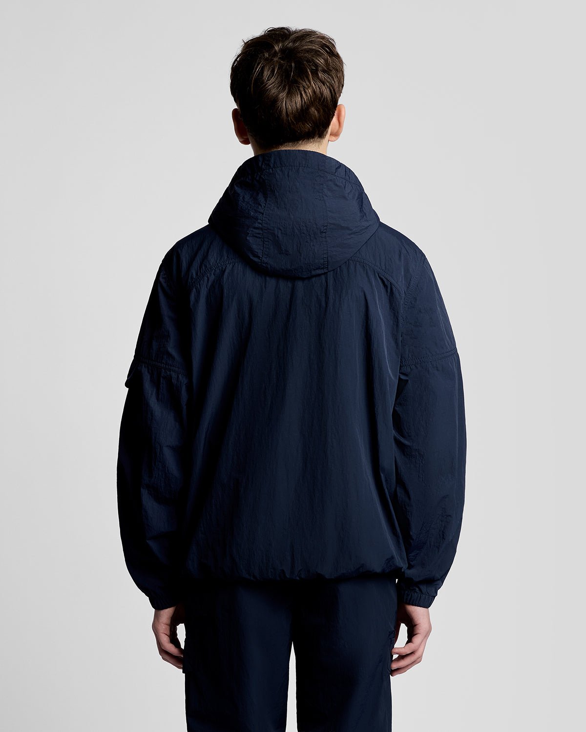 Homme portant une veste-blouse imperméable bleu marine foncé