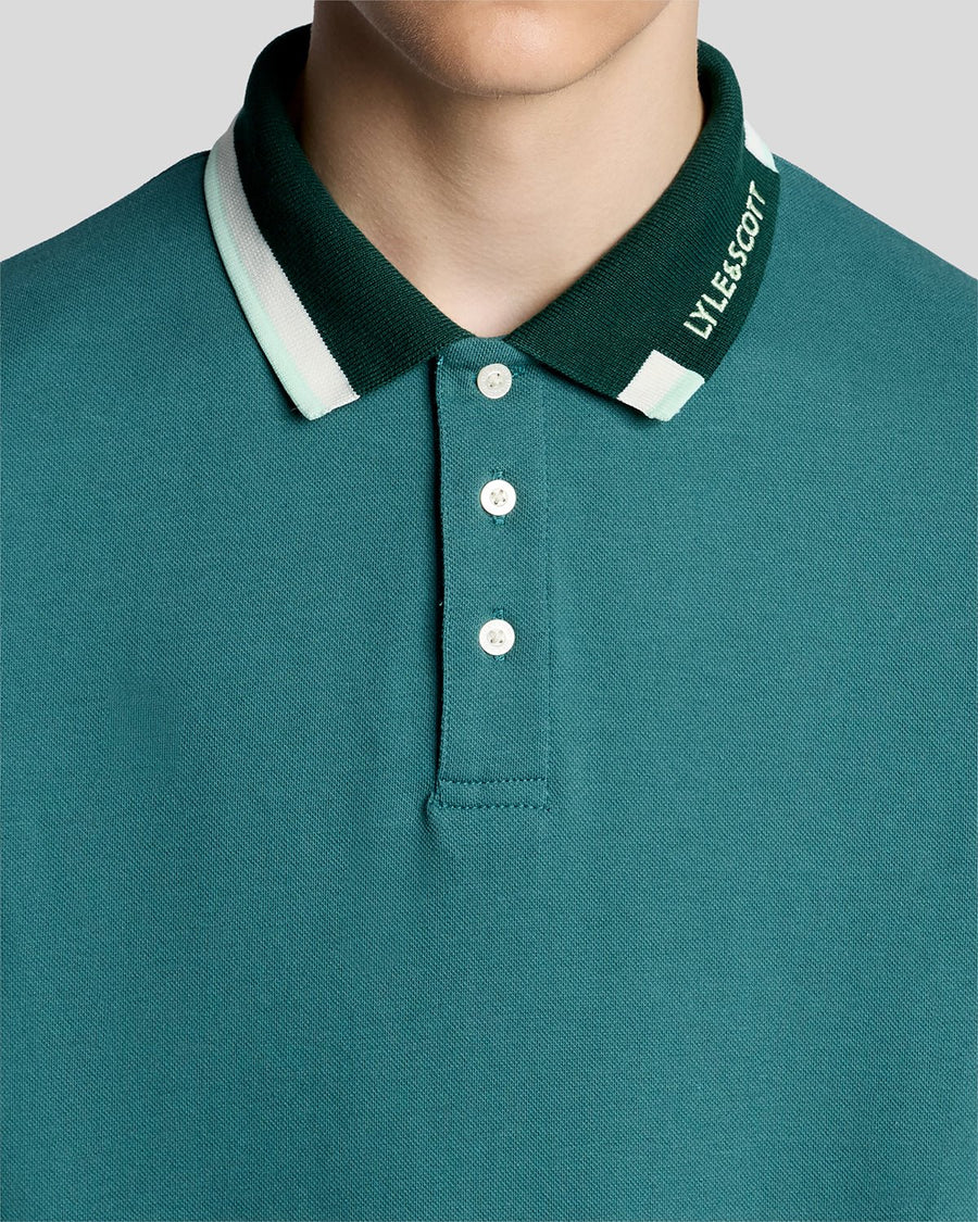 Un homme porte un polo à logo Tipped chez Everglade