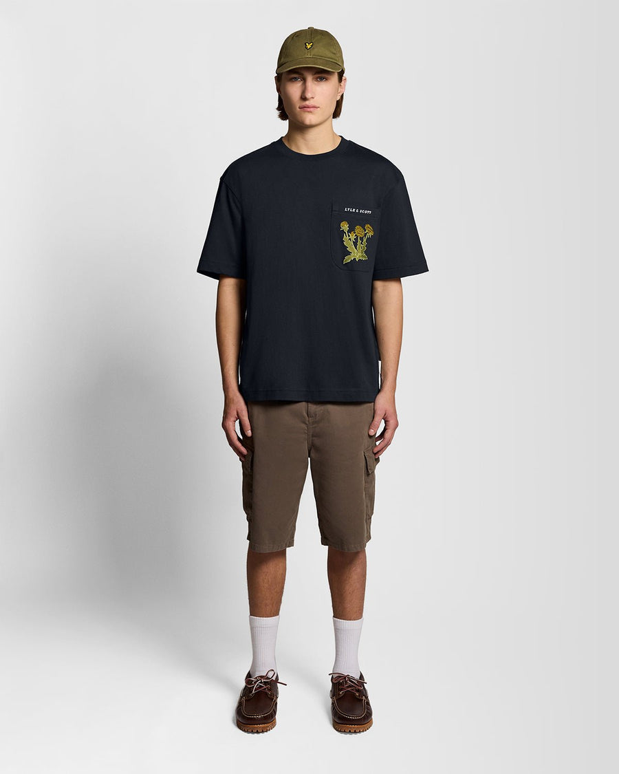 T-shirt pour homme à poche brodée d'un motif botanique, bleu marine foncé