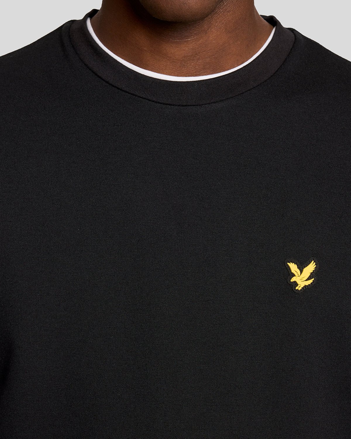 Homme portant un sweat-shirt léger de sport noir de jais