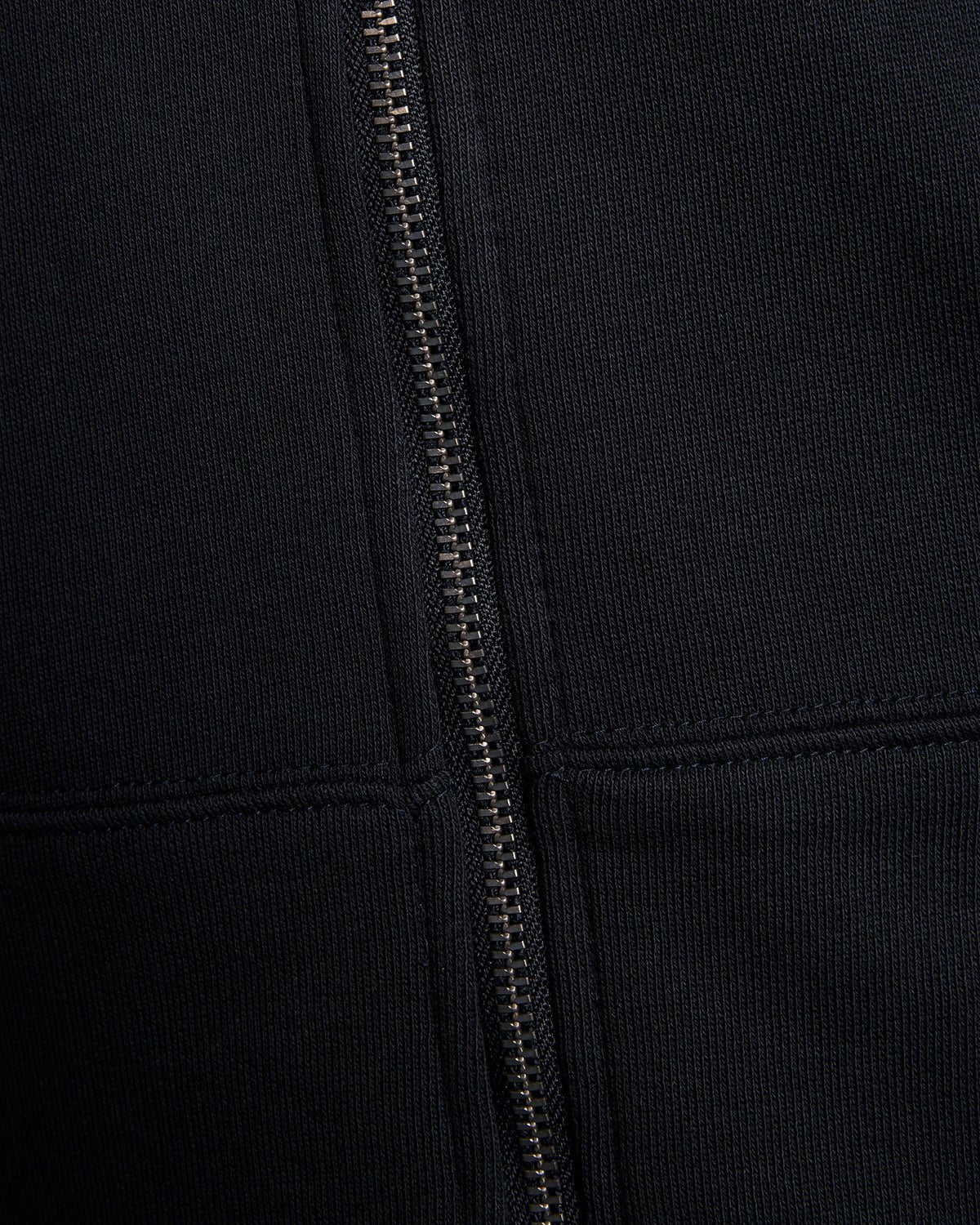 Homme portant un sweat à capuche en coton Loopback à fermeture éclair intégrale, couleur bleu marine foncé