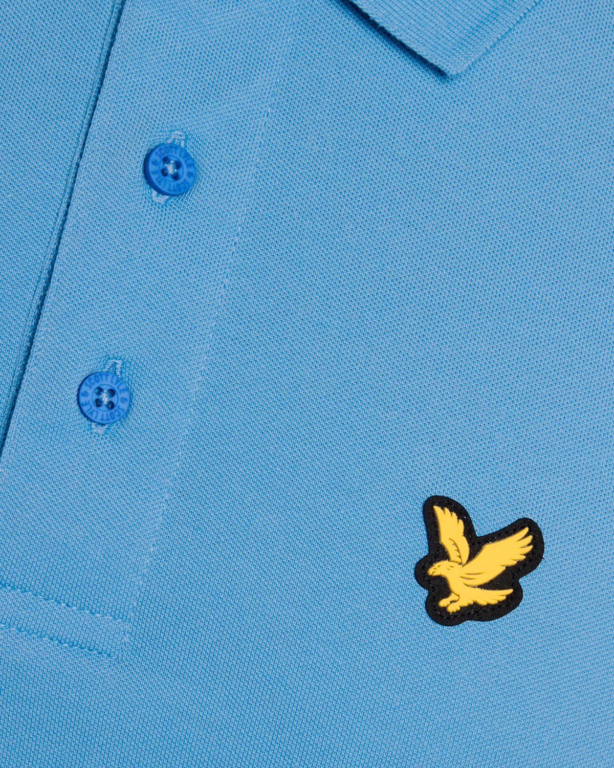 Un homme porte un polo technique de la marque Nitrogen