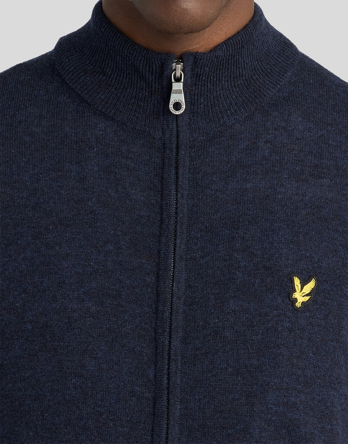 Homme portant un cardigan zippé en laine d'agneau mélangée, couleur bleu marine foncé chiné