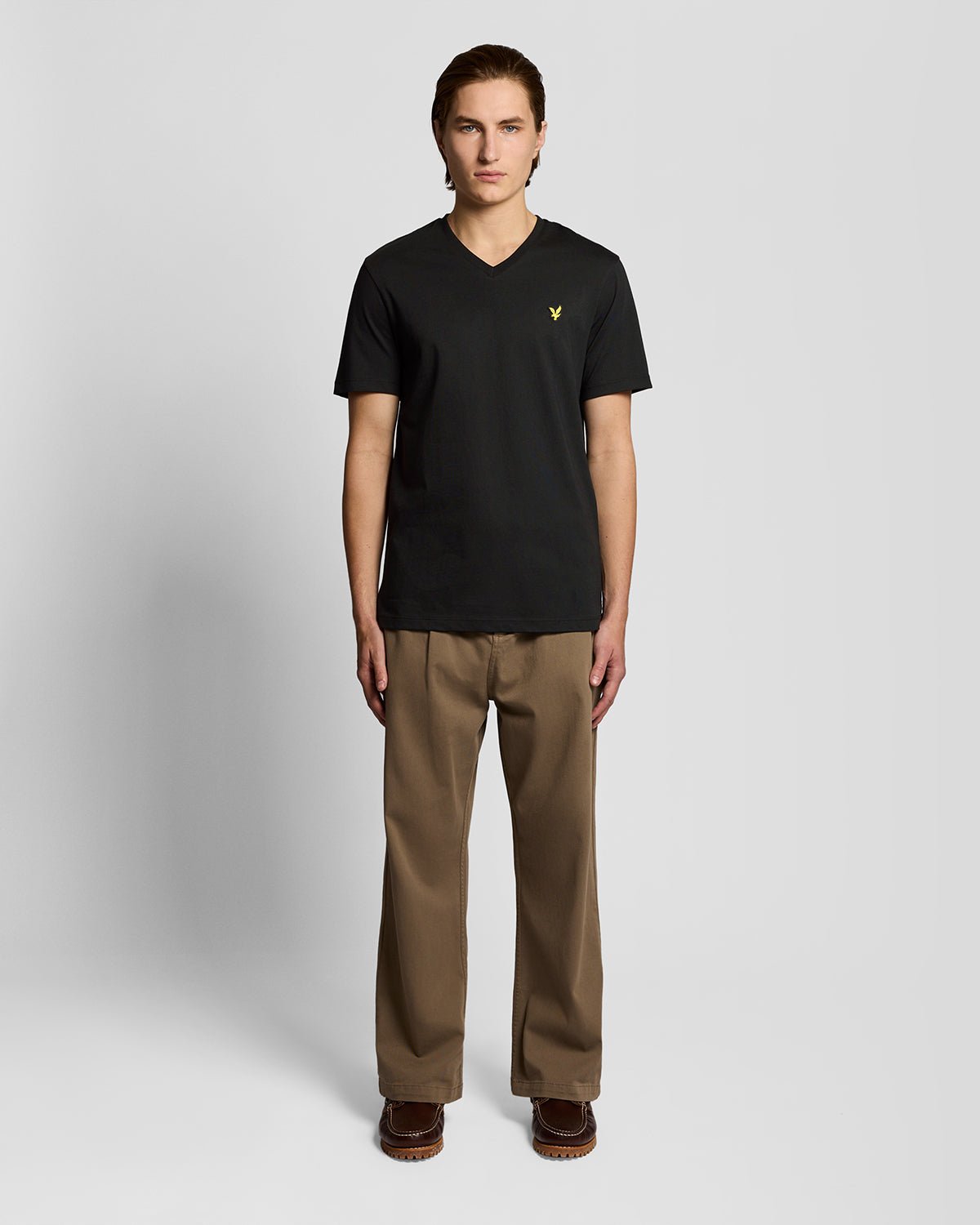 Homme portant un t-shirt en coton à col en V, couleur noir de jais