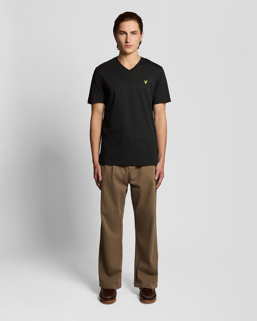 Homme portant un t-shirt en coton à col en V, couleur noir de jais