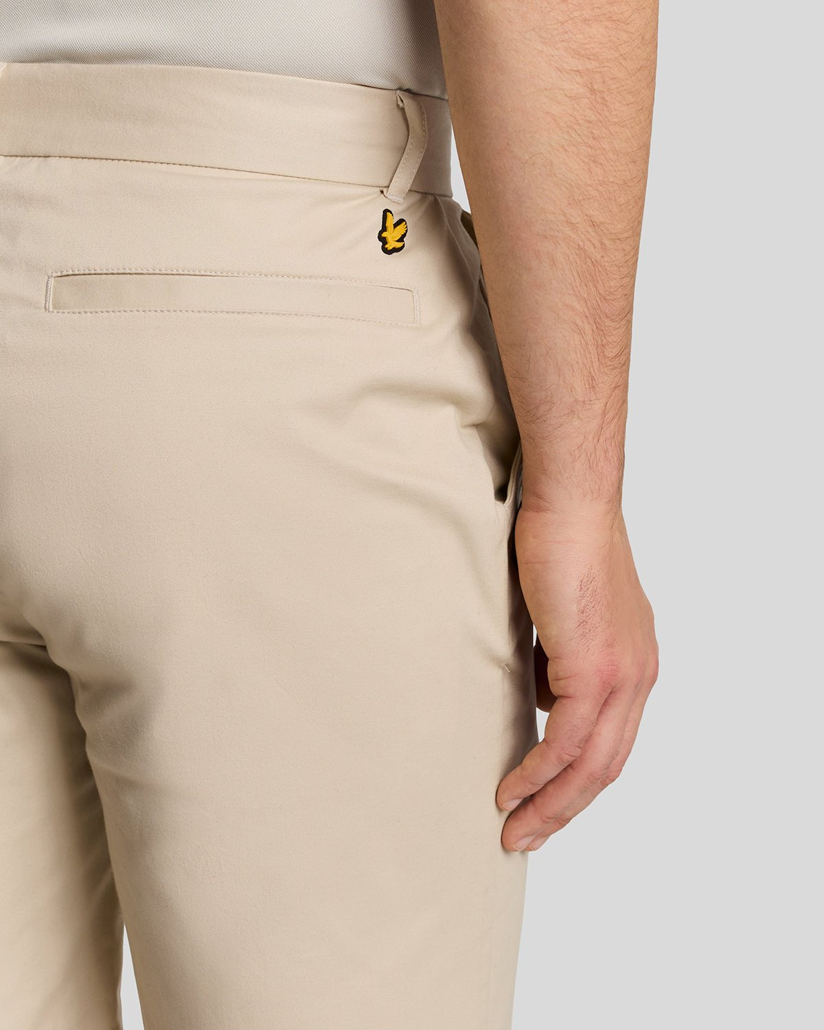 Uomo con pantaloncini chino elasticizzati Course color sesamo