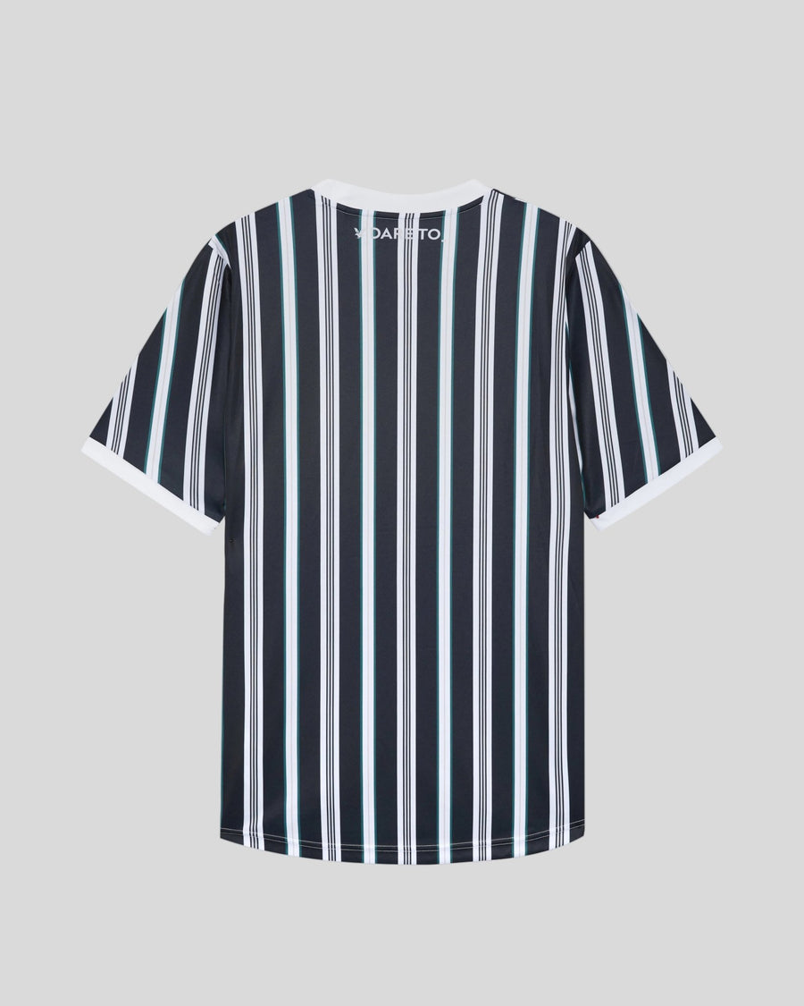Homme portant un maillot de football à rayures « Prep Stripe » bleu marine foncé