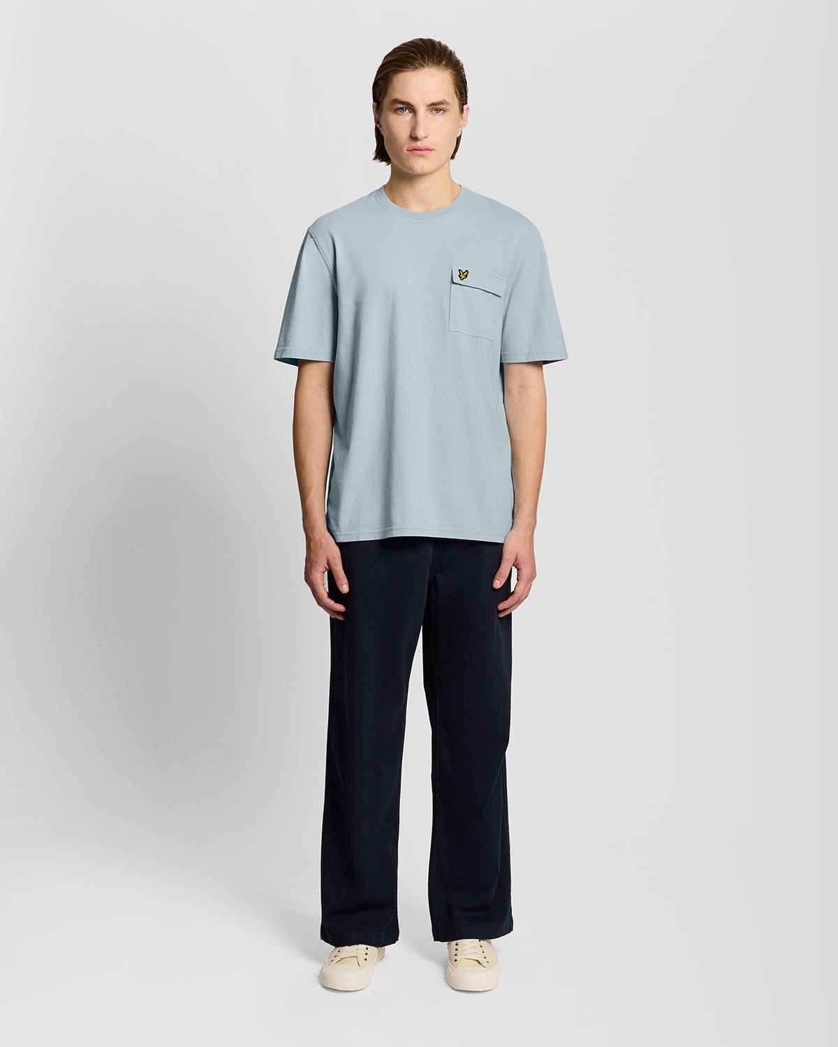 Homme portant un t-shirt à poches cargo bleu opale