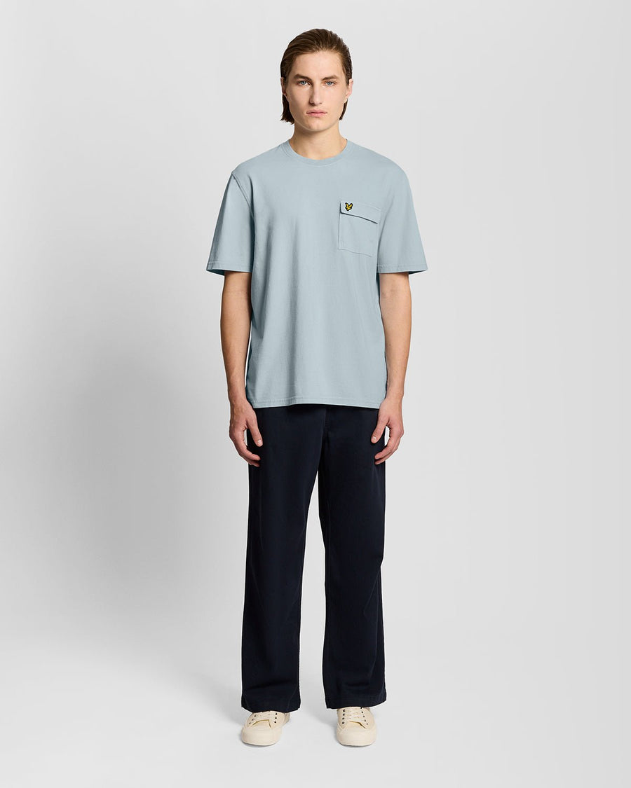 Homme portant un t-shirt à poches cargo bleu opale