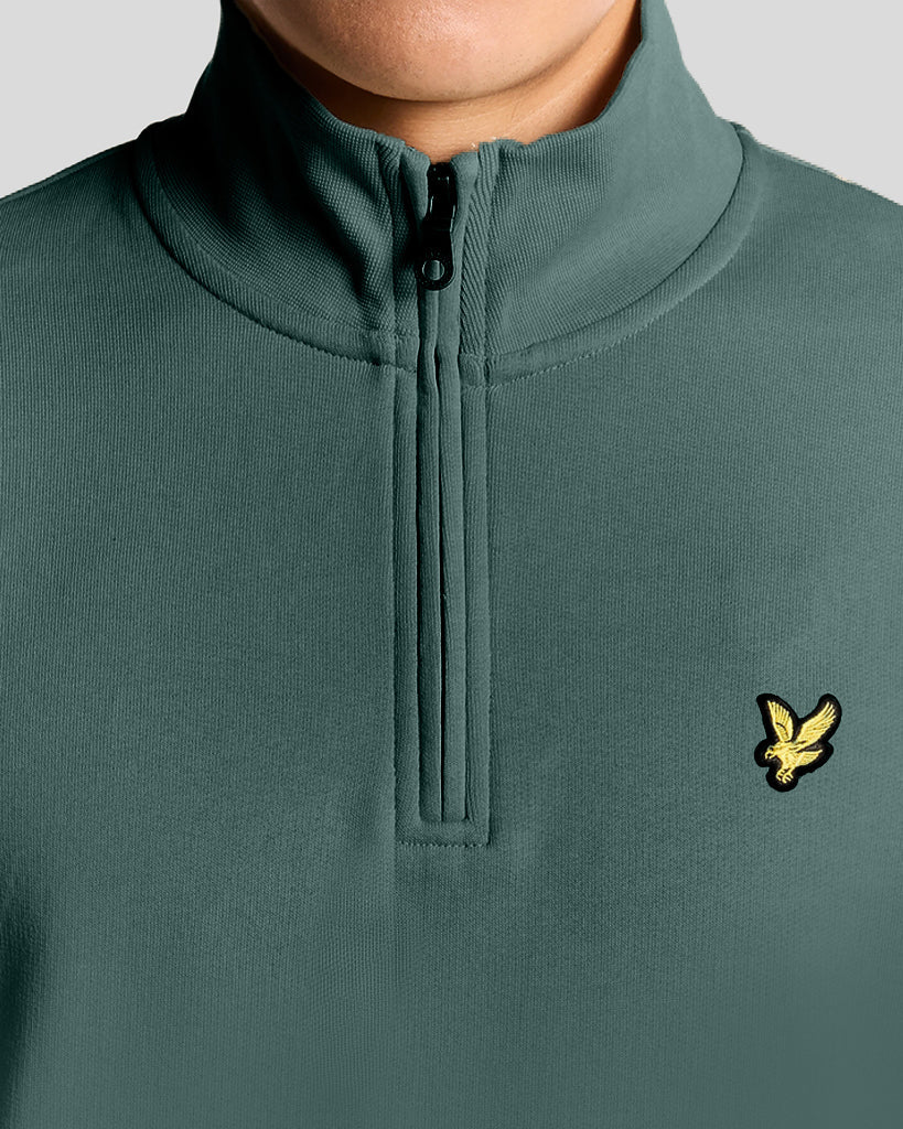 Man draagt een Everyday katoenen sweatshirt met 1/4-rits in de kleur Silver Pine