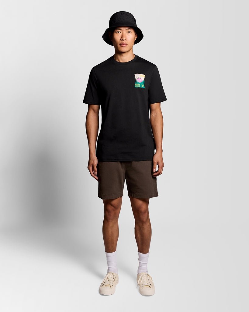 Homme portant un t-shirt à col rond avec motif brodé, couleur bleu marine foncé