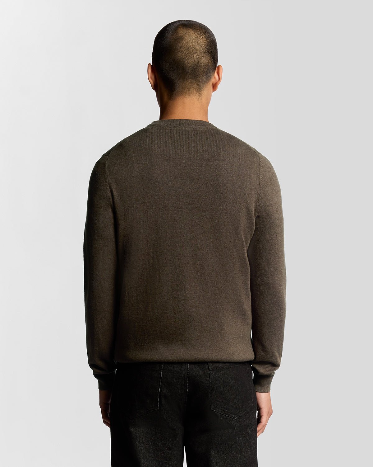 Uomo con maglione girocollo in cotone e lana merino color espresso