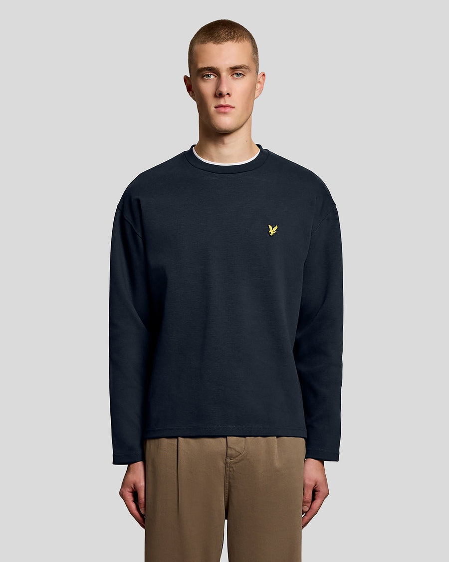 Homme portant un sweat-shirt à col rond en jacquard gaufré, bleu marine foncé