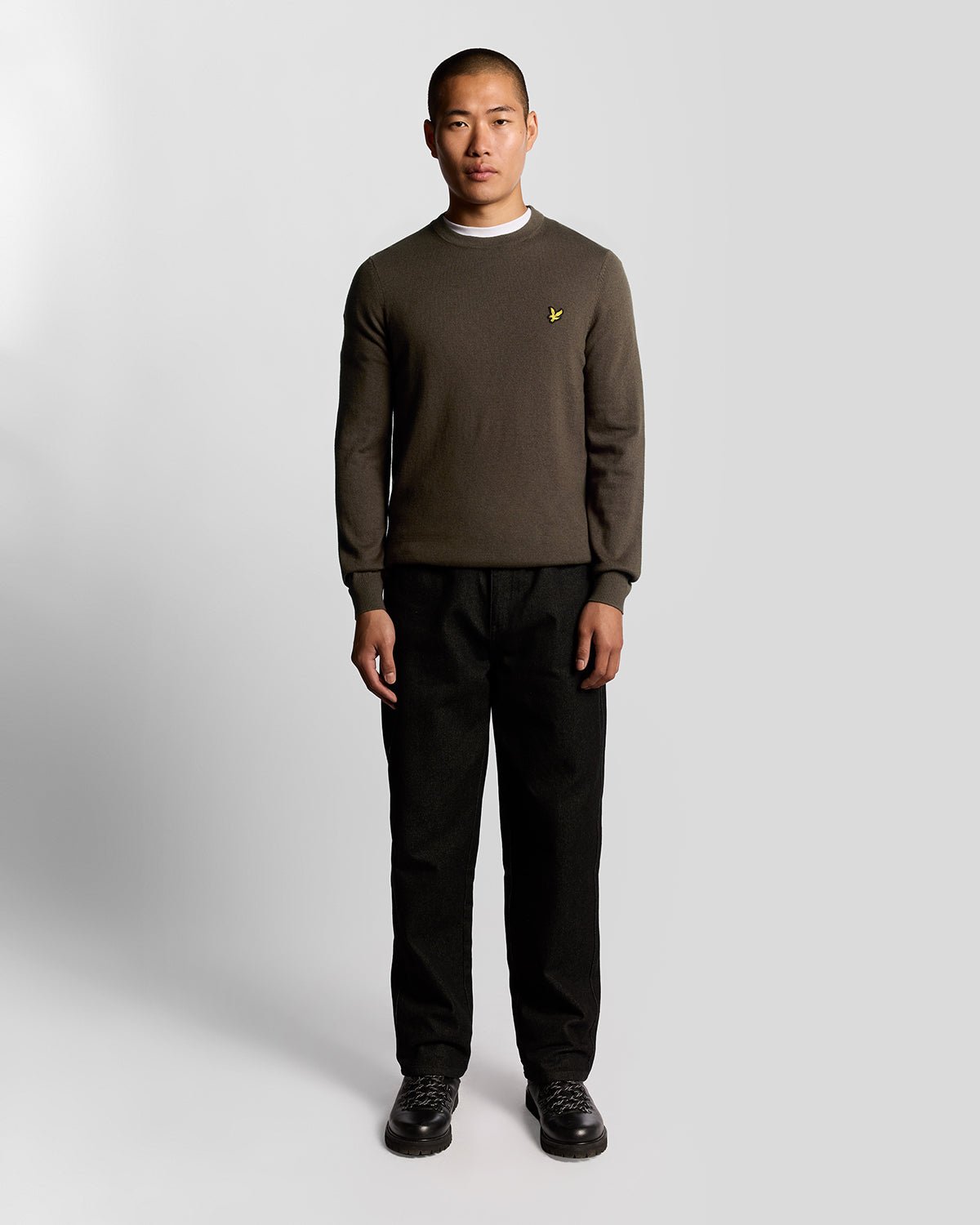 Uomo con maglione girocollo in cotone e lana merino color espresso