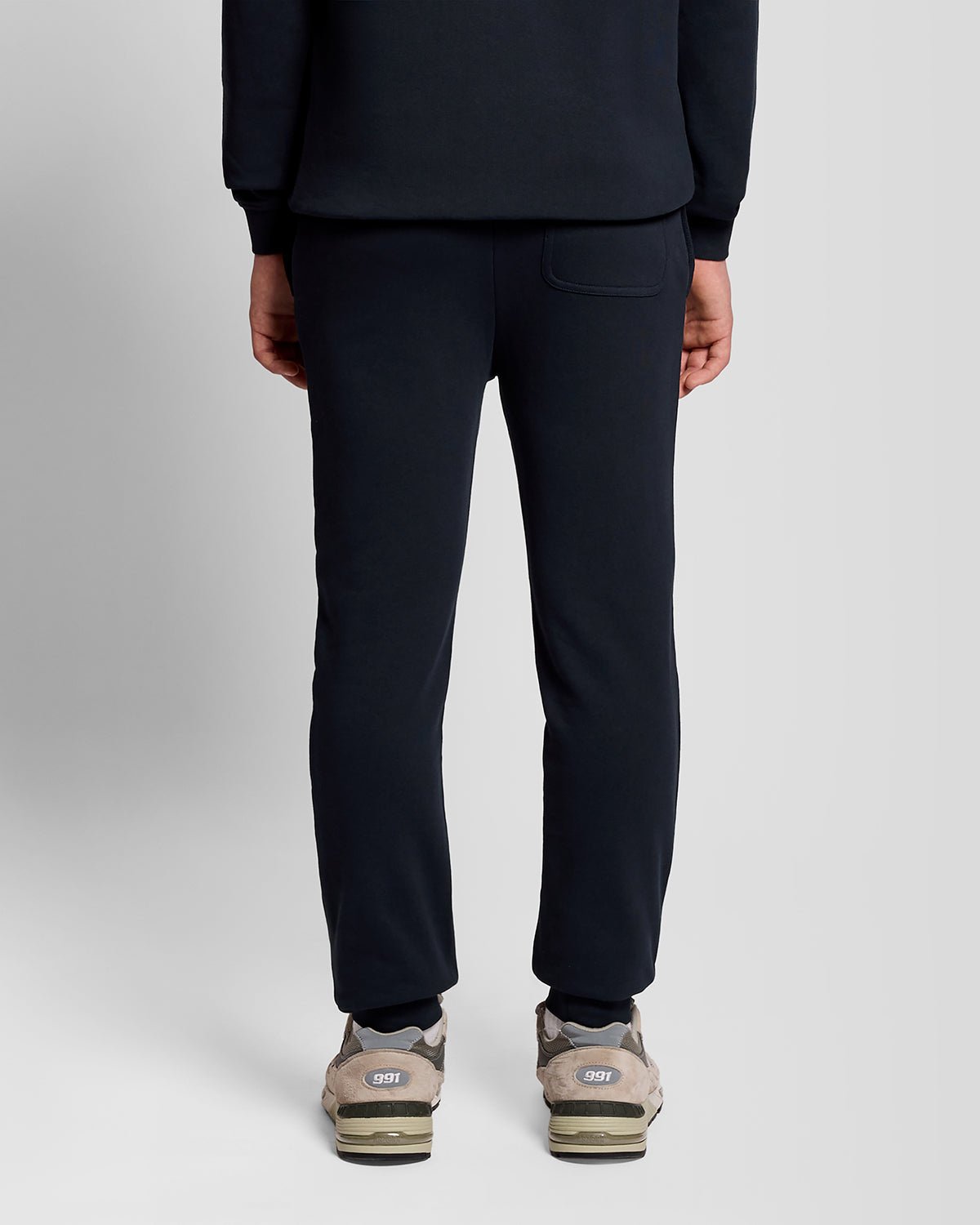 Uomo con pantaloni da jogging in cotone blu scuro