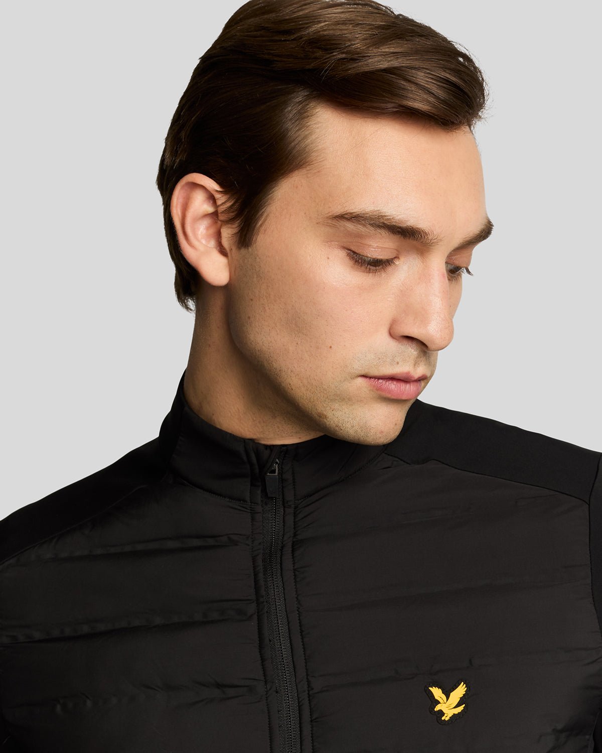 Homme portant une veste matelassée hybride résistante à l'eau, couleur noir jais
