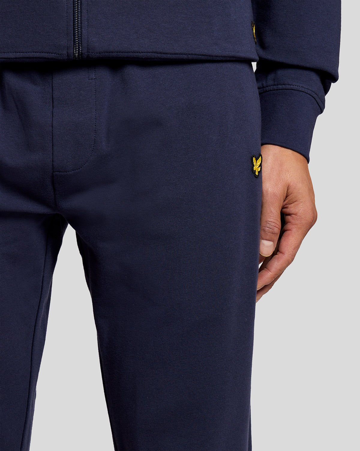 Uomo con pantaloni da jogging da salotto leggeri in blu navy
