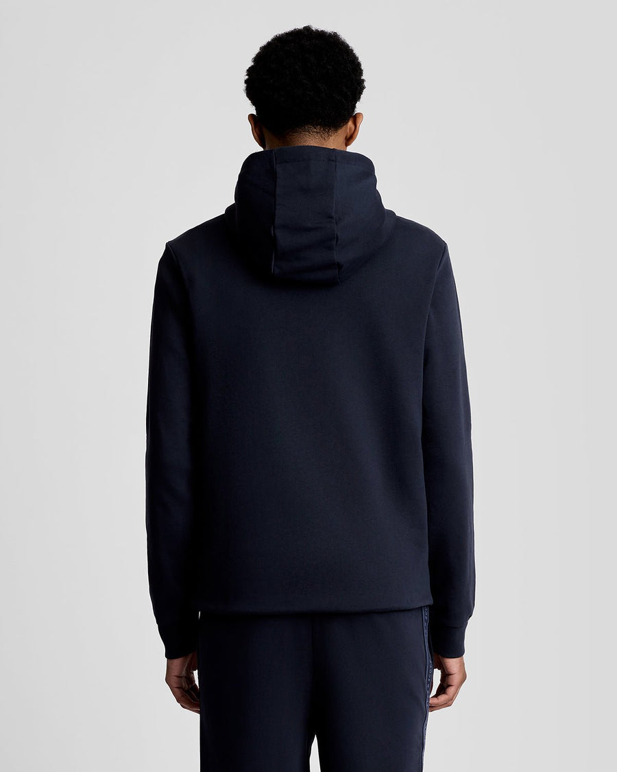 Hombre lleva sudadera con capucha Sports Tape de mezcla de algodón en azul marino oscuro.