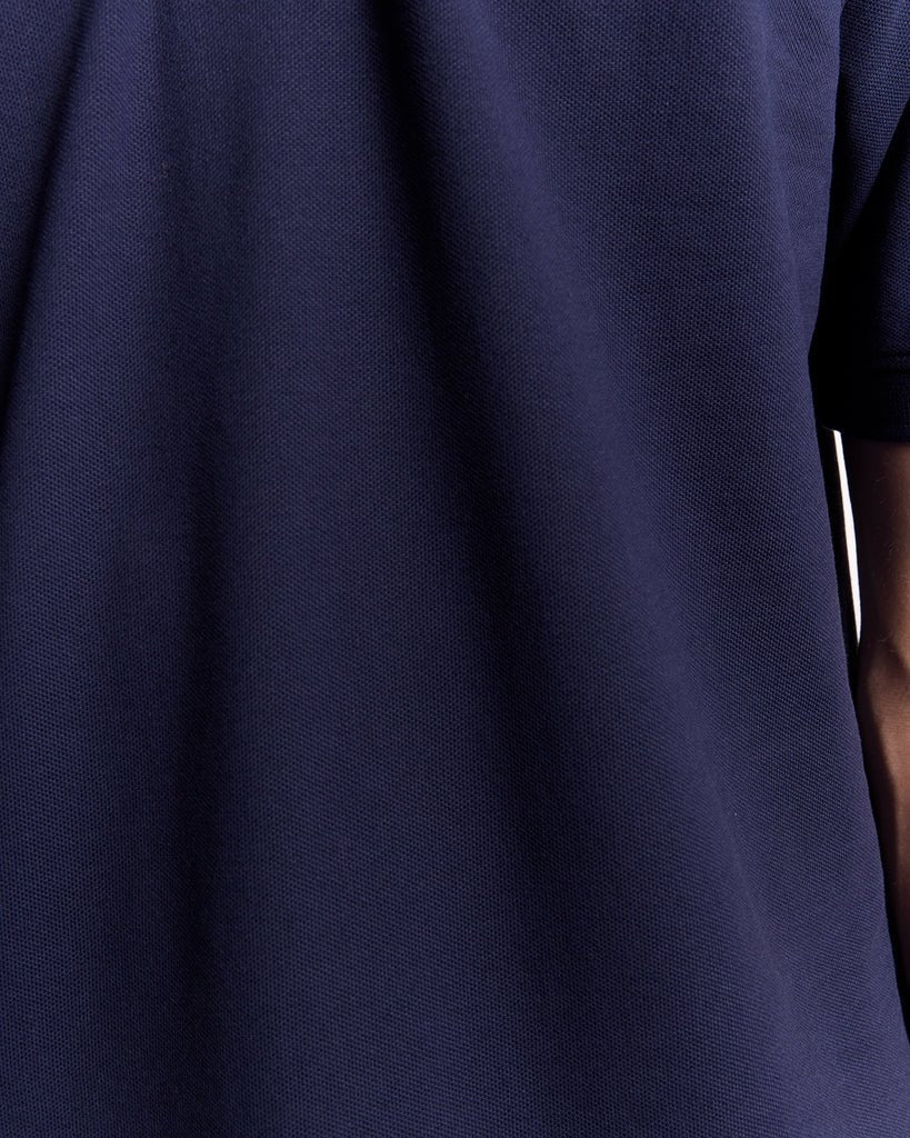 Man draagt een katoenen poloshirt in marineblauw