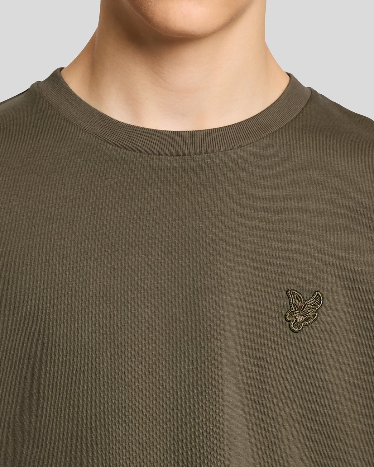 Homme portant un t-shirt ample épais, couleur kaki cendré