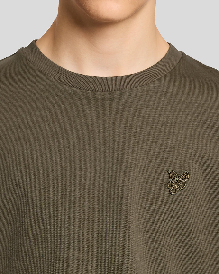 Homme portant un t-shirt ample épais, couleur kaki cendré