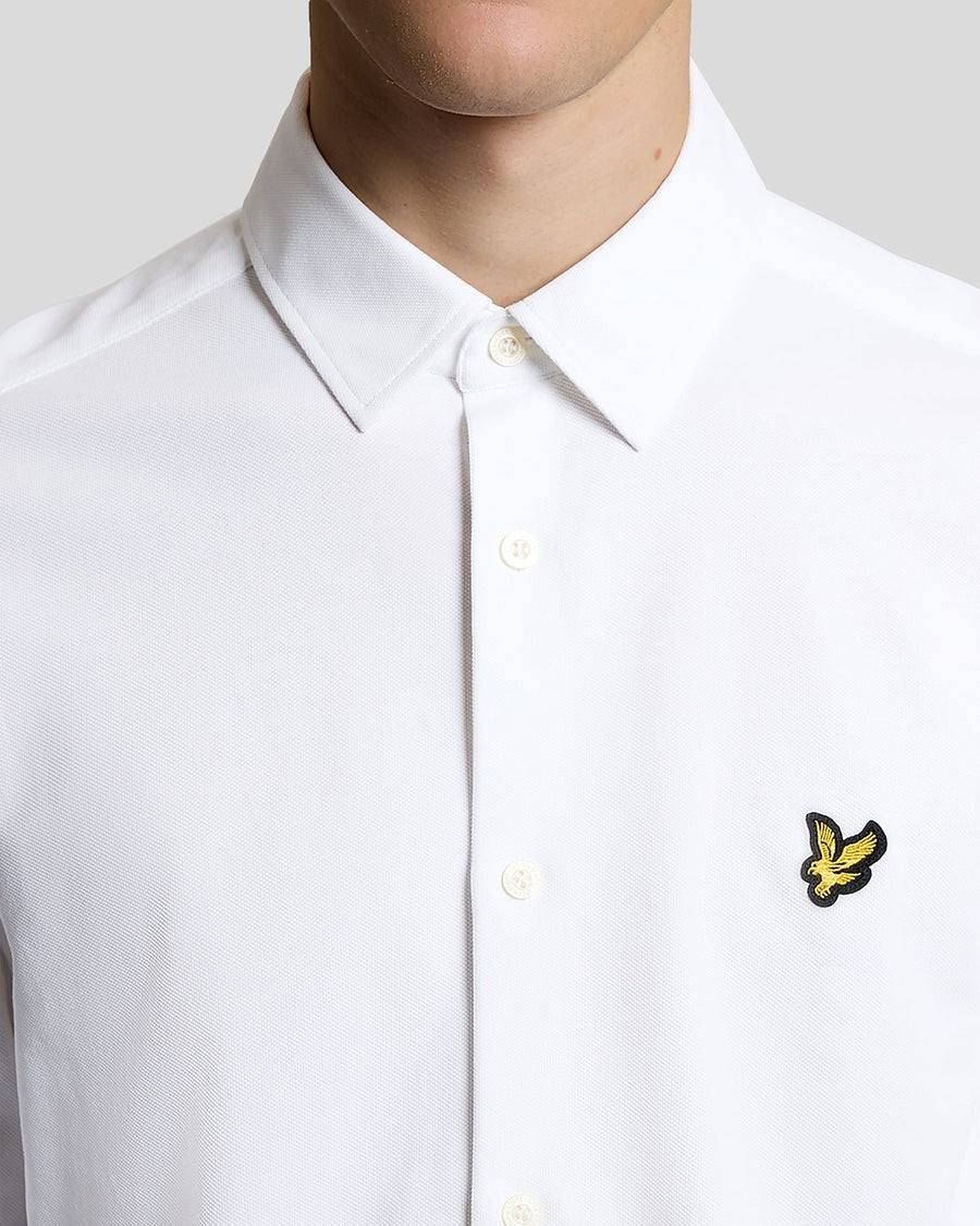 Homme portant une chemise en jersey Oxford de coton blanche