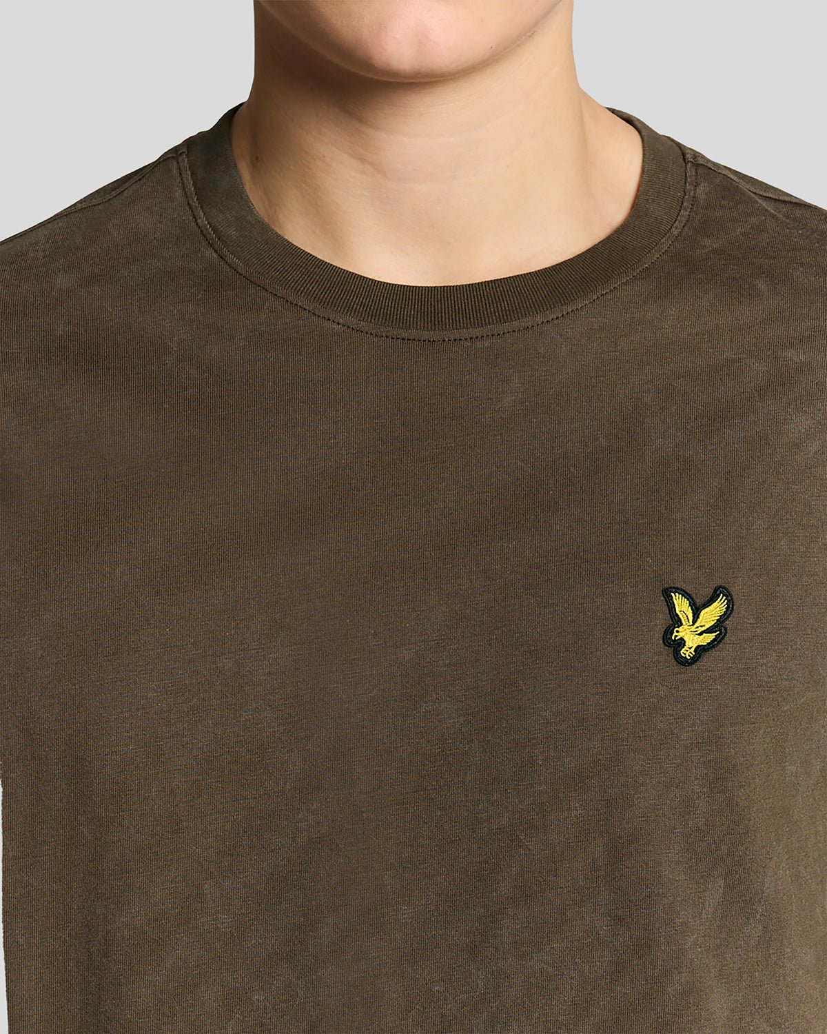 Homme portant un t-shirt en coton délavé foncé, couleur noir doux