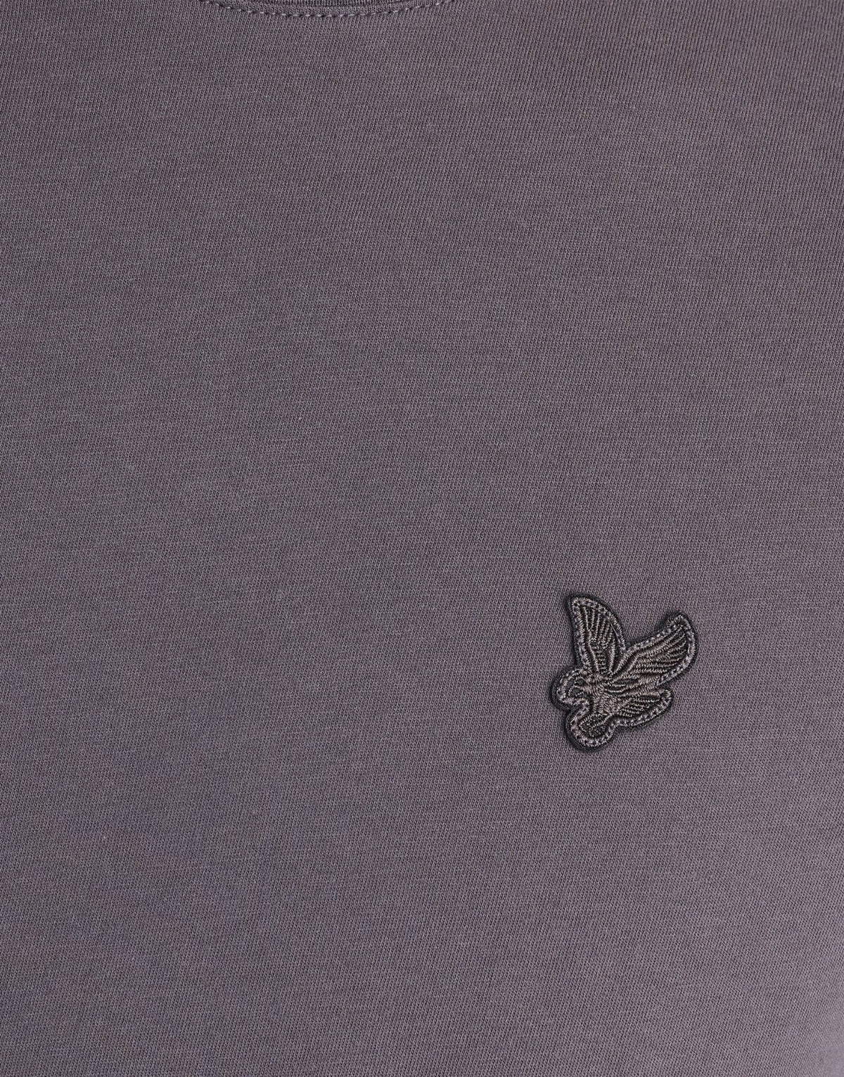 Un homme porte un t-shirt en coton ultra-fin de couleur « Iron »
