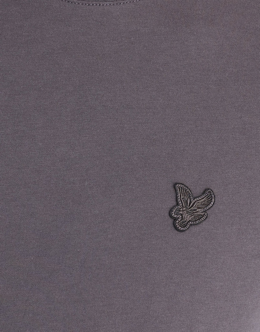 Un homme porte un t-shirt en coton ultra-fin de couleur « Iron »