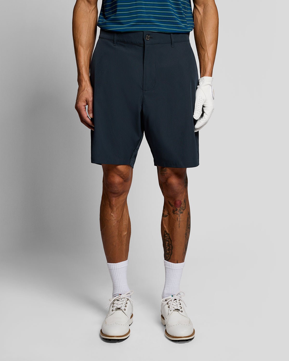 Un homme porte un short technique léger bleu marine foncé