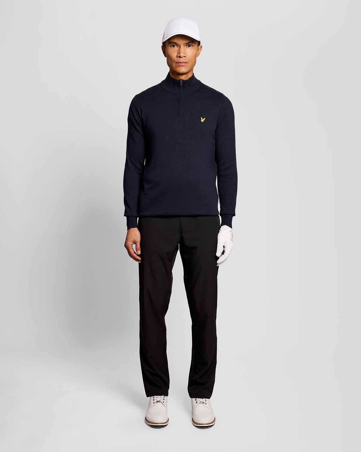 Homme portant un pull Performance à fermeture éclair 1/4 en bleu marine foncé