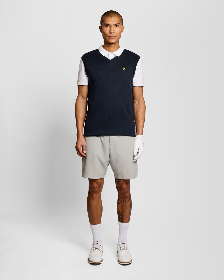 Un homme porte un short technique léger de couleur Cloud