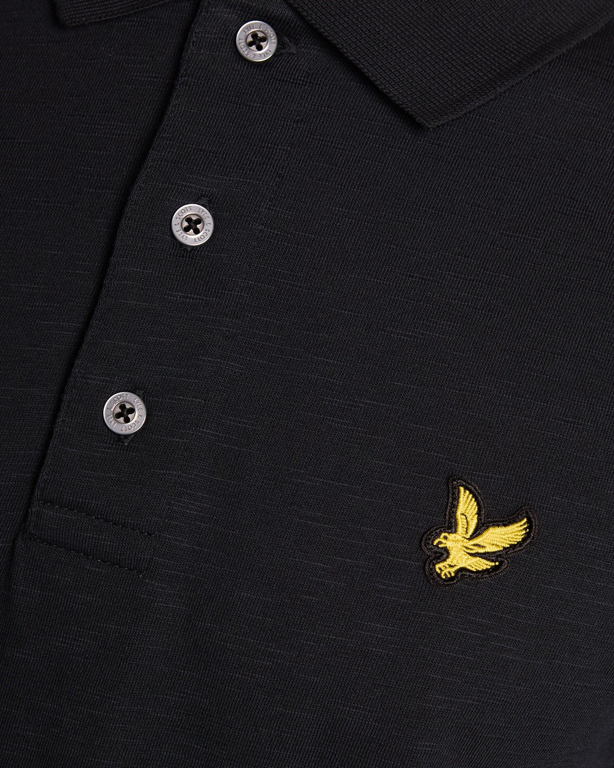 Homme portant un polo en coton fin flammé, couleur noir de jais