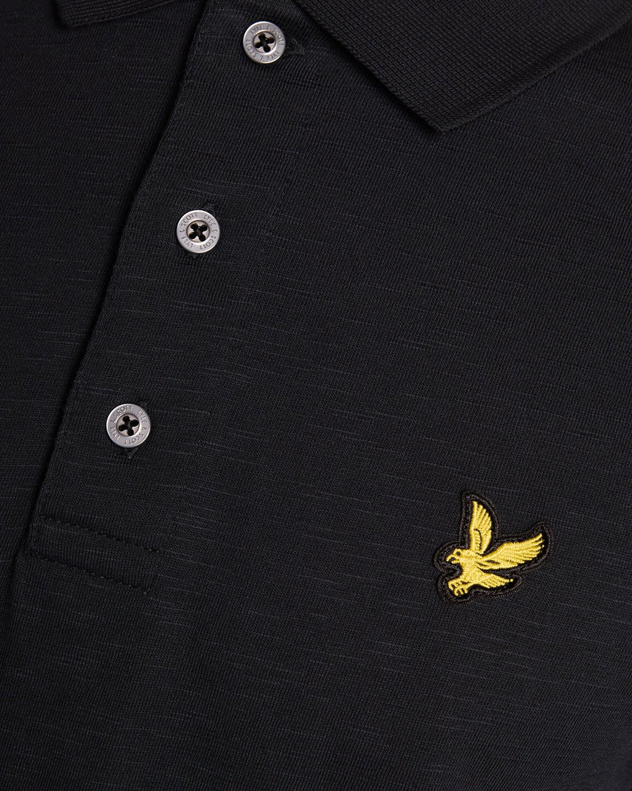 Homme portant un polo en coton fin flammé, couleur noir de jais