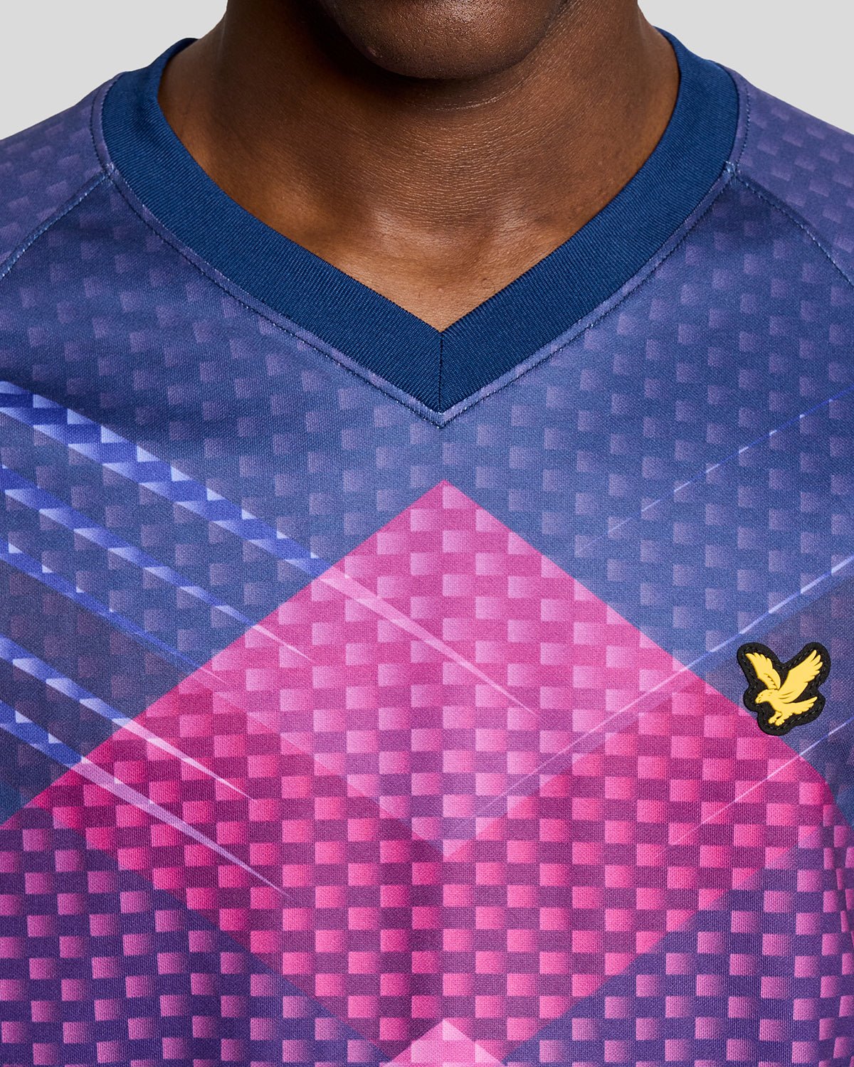 Homme portant un t-shirt de football « Sports Chevron » bleu marine à motif pivoine