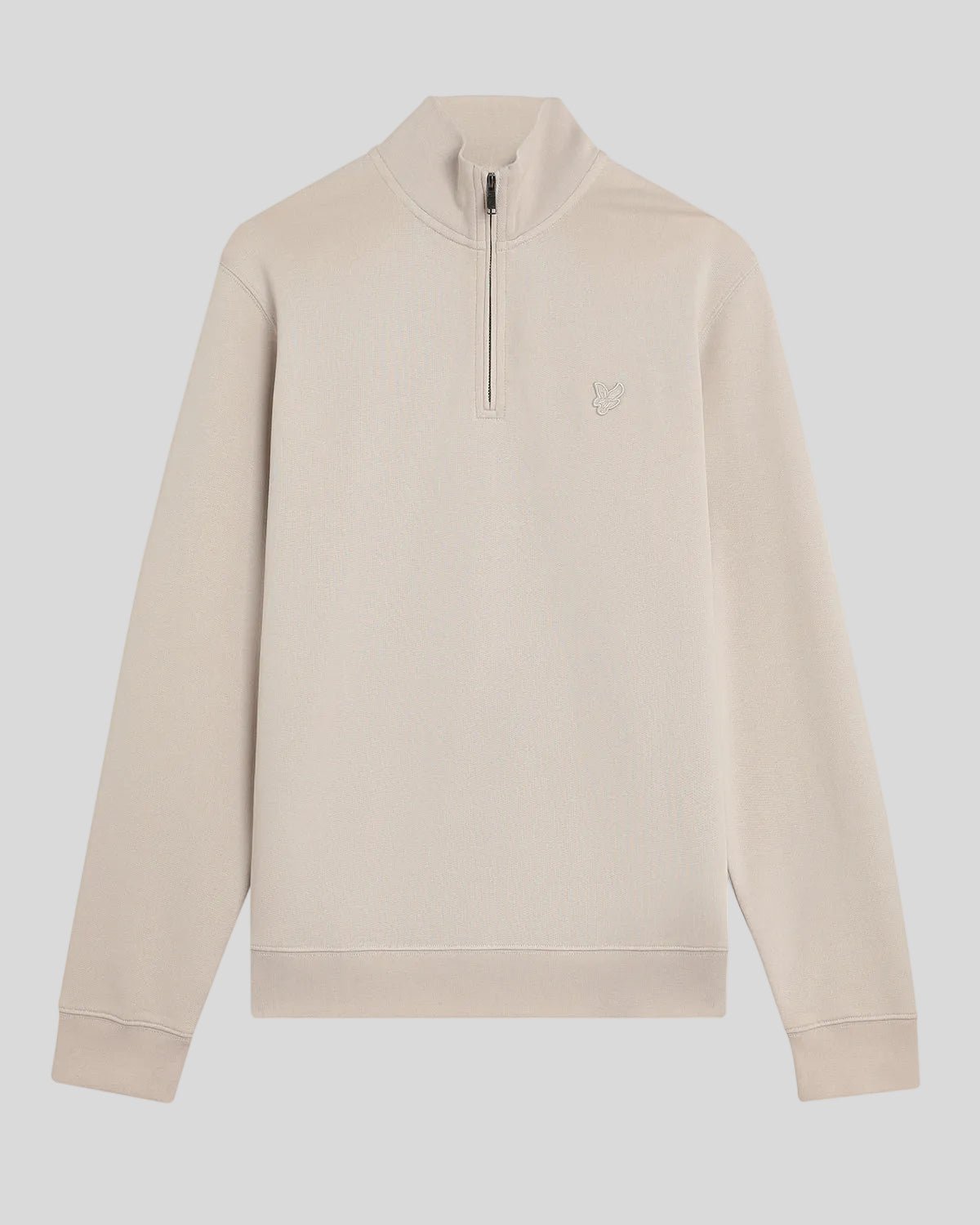 Un homme porte un sweat-shirt à fermeture éclair 1/4 en coton ultra-fin, couleur Cove