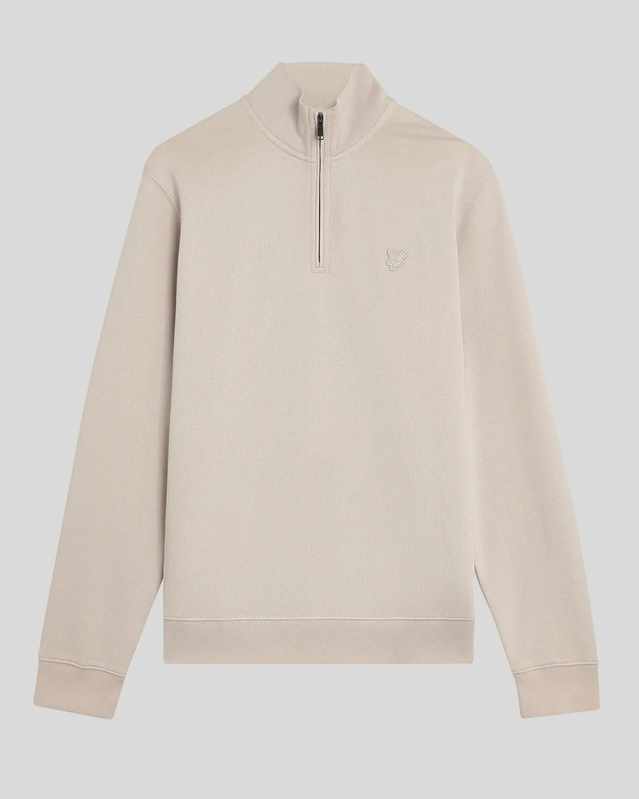 Un homme porte un sweat-shirt à fermeture éclair 1/4 en coton ultra-fin, couleur Cove