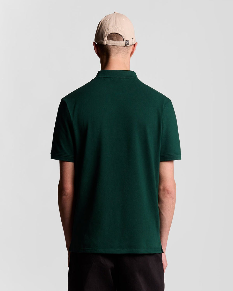 Hombre con polo de algodón en color verde oscuro