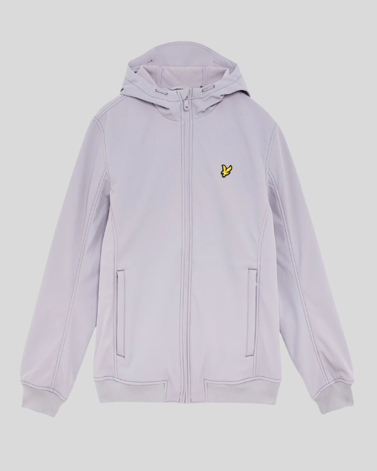 Hombre con chaqueta softshell con forro polar en color lila ceniza