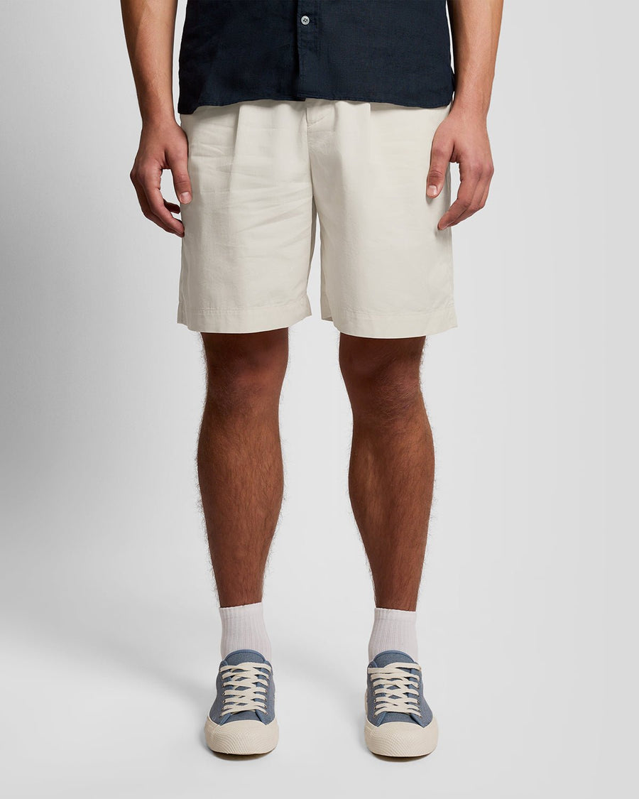 Uomo con pantaloncini chino in cotone superfine color ecru brillante