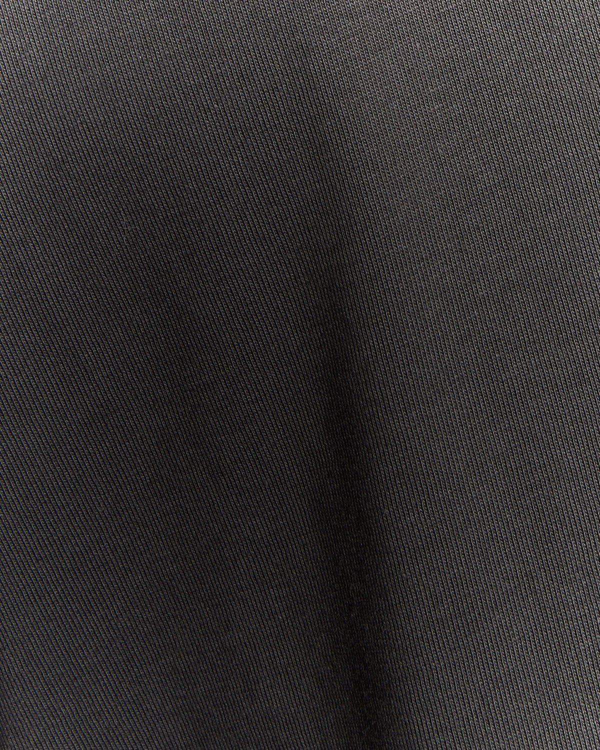Homme portant un t-shirt à col rond en coton, couleur gris métallisé
