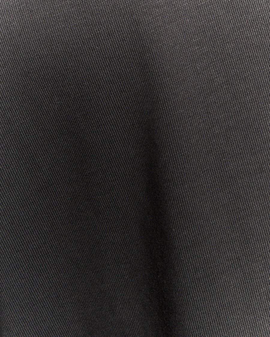 Homme portant un t-shirt à col rond en coton, couleur gris métallisé