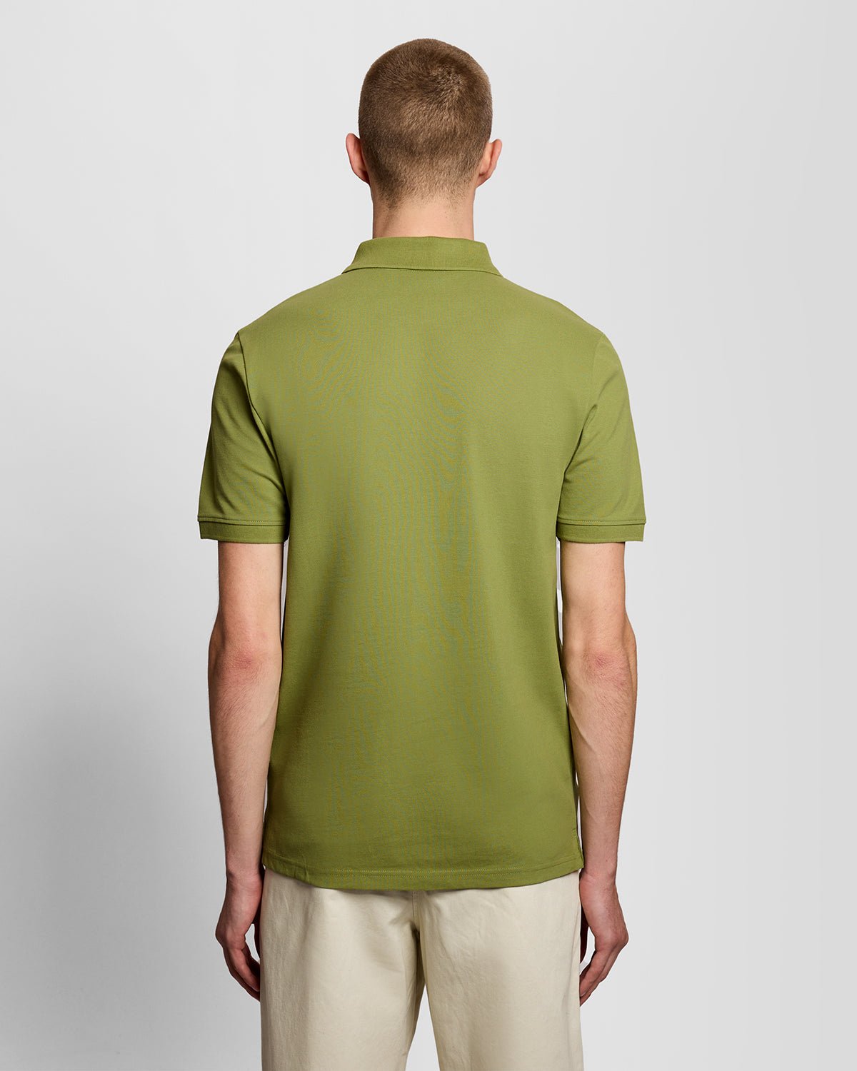 Uomo con polo in cotone verde arbusto