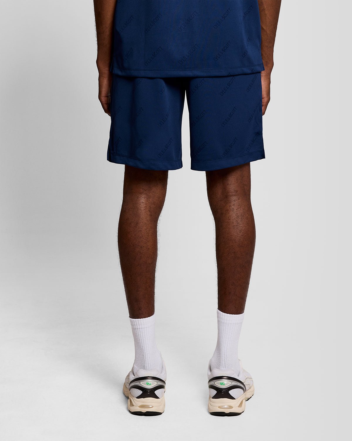 Pantalones cortos de fútbol con el logotipo en relieve, en color azul marino y rosa peonía