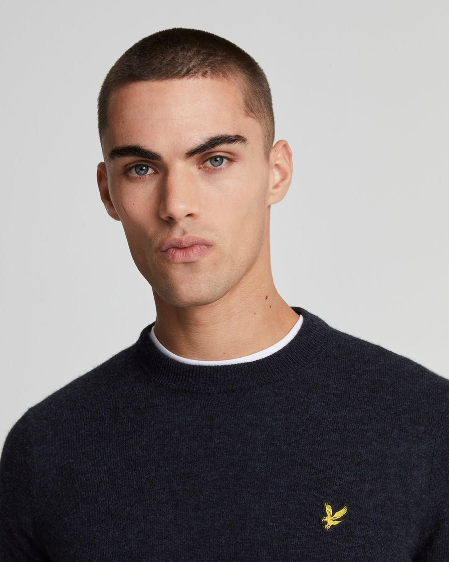 Homme portant un pull à col rond en laine d'agneau mélangée, bleu marine foncé chiné