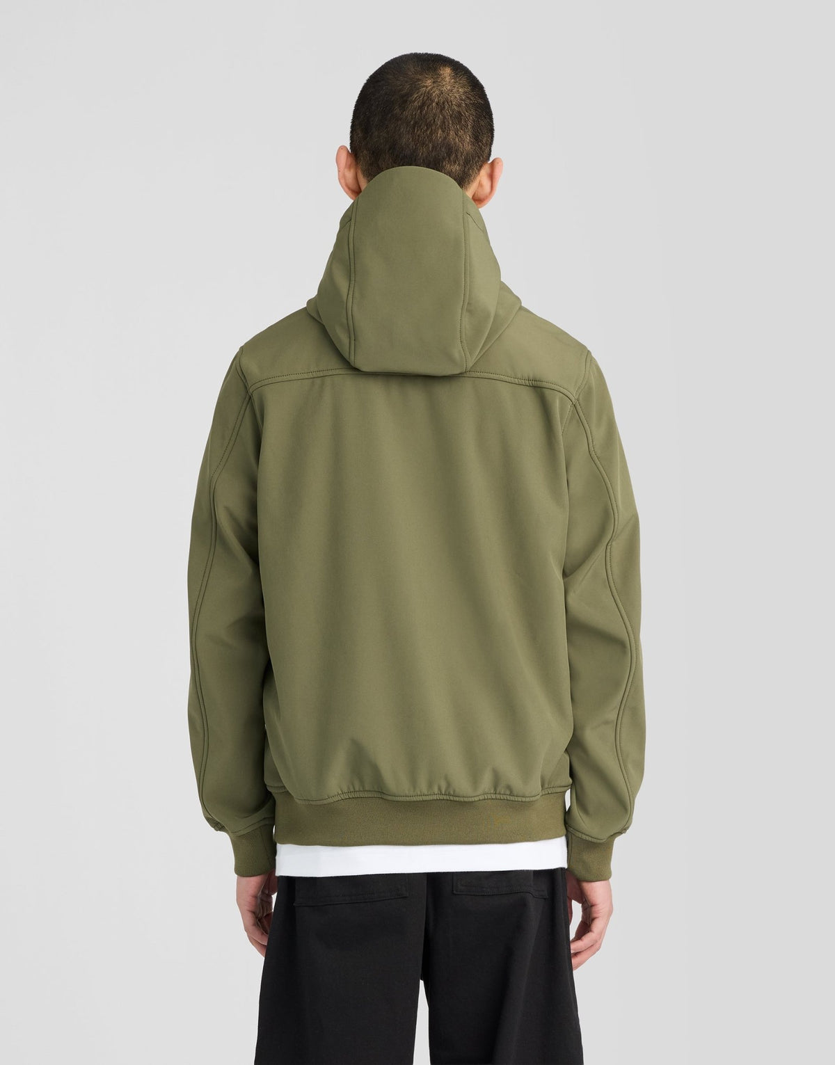 Mann trägt eine mit Fleece gefütterte Softshell-Jacke in der Farbe „True Olive“