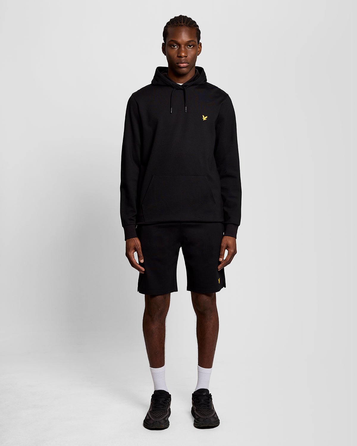 Homme portant un sweat à capuche léger de sport, couleur noir de jais