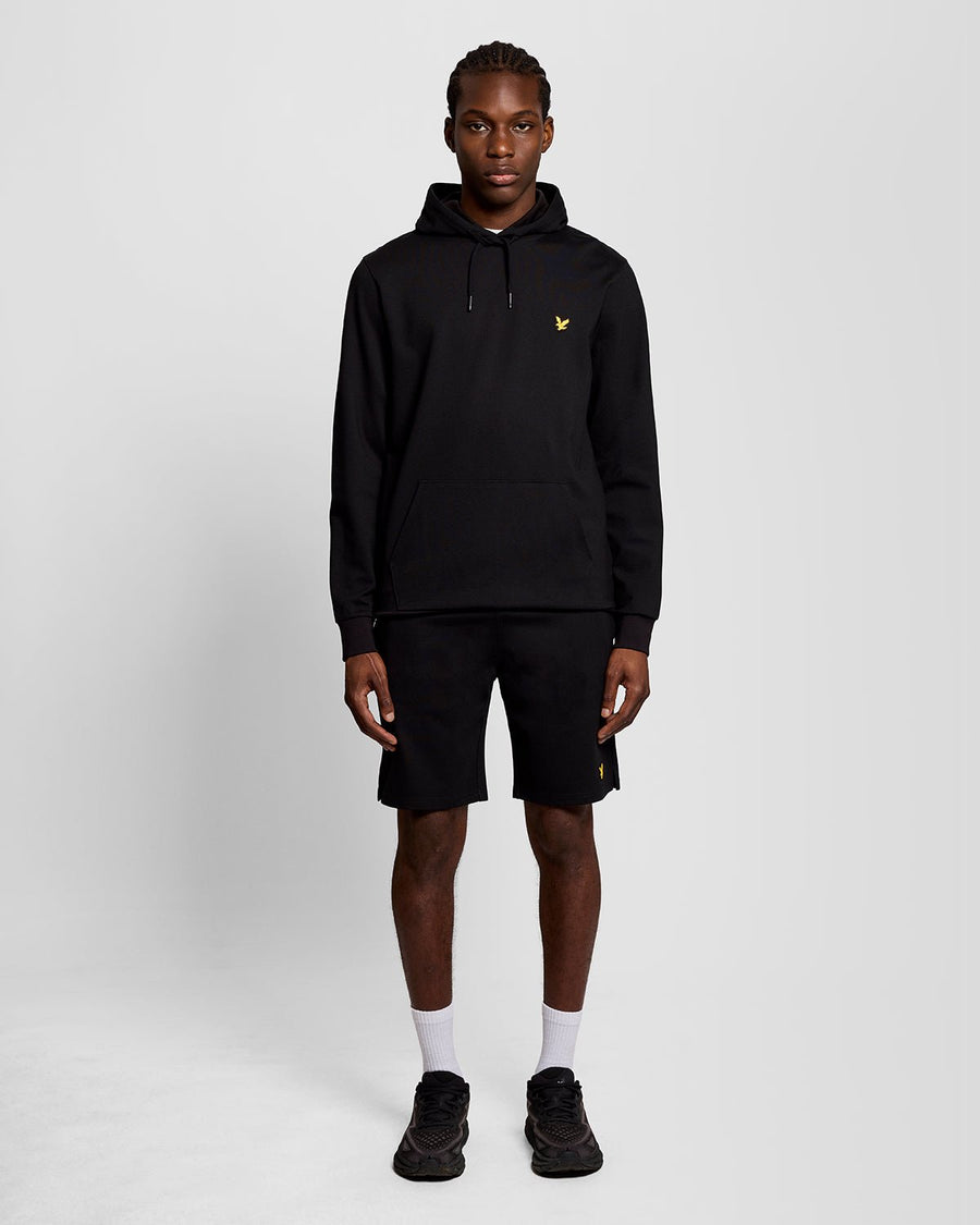 Homme portant un sweat à capuche léger de sport, couleur noir de jais